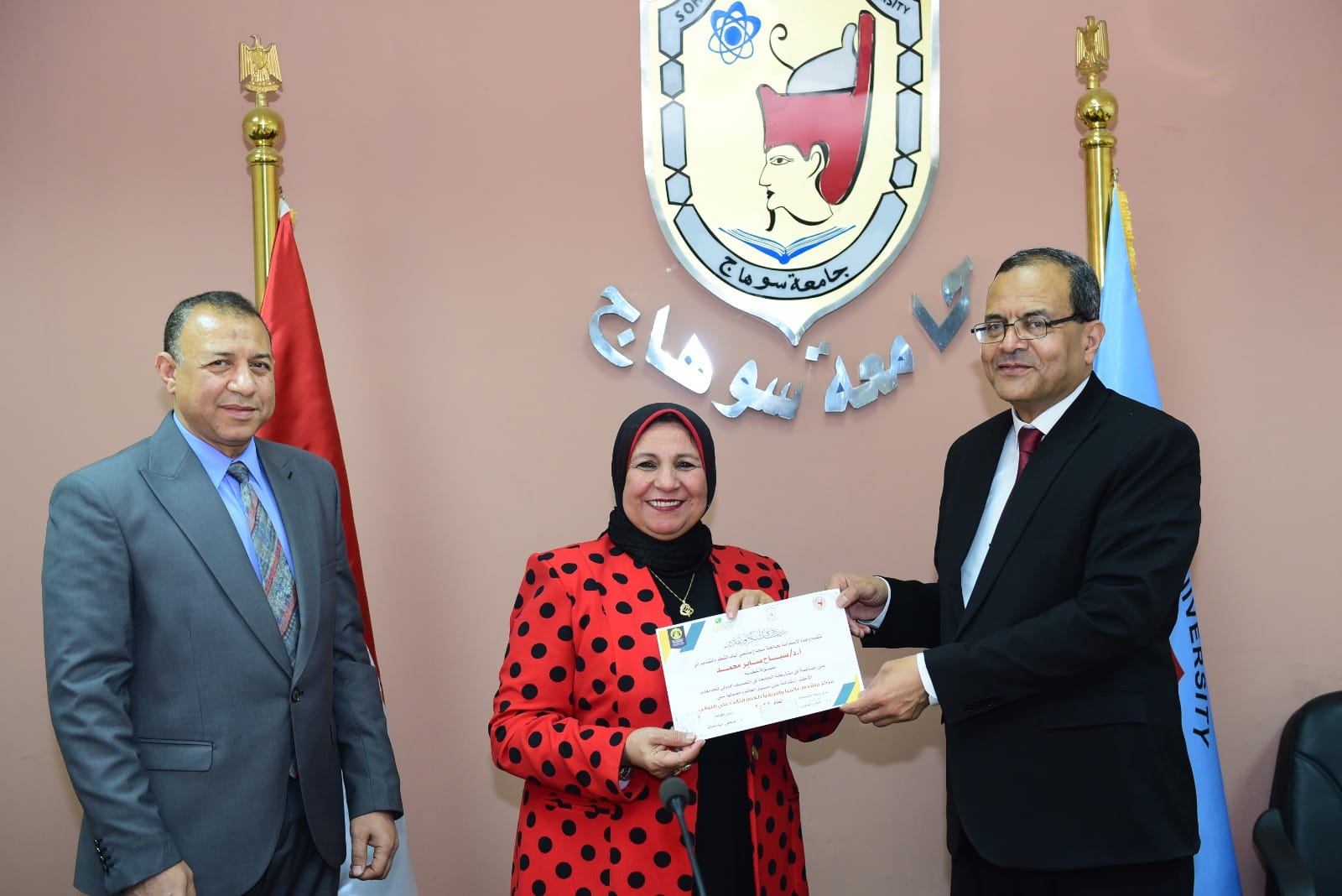 رئيس جامعة سوهاج يكرم فريق عمل التصنيف الدولي للجامعات المستدامة