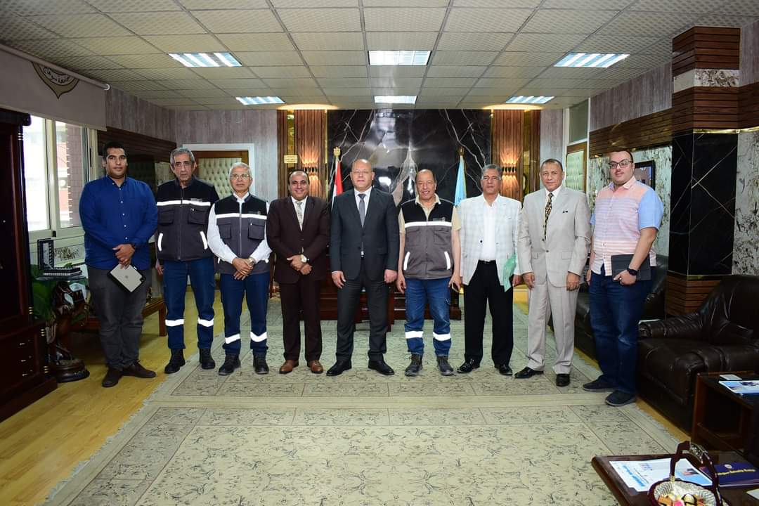 Sohag University President Discusses Mechanisms of Joint Cooperation with the Delegation of Egyptian Cement Factory