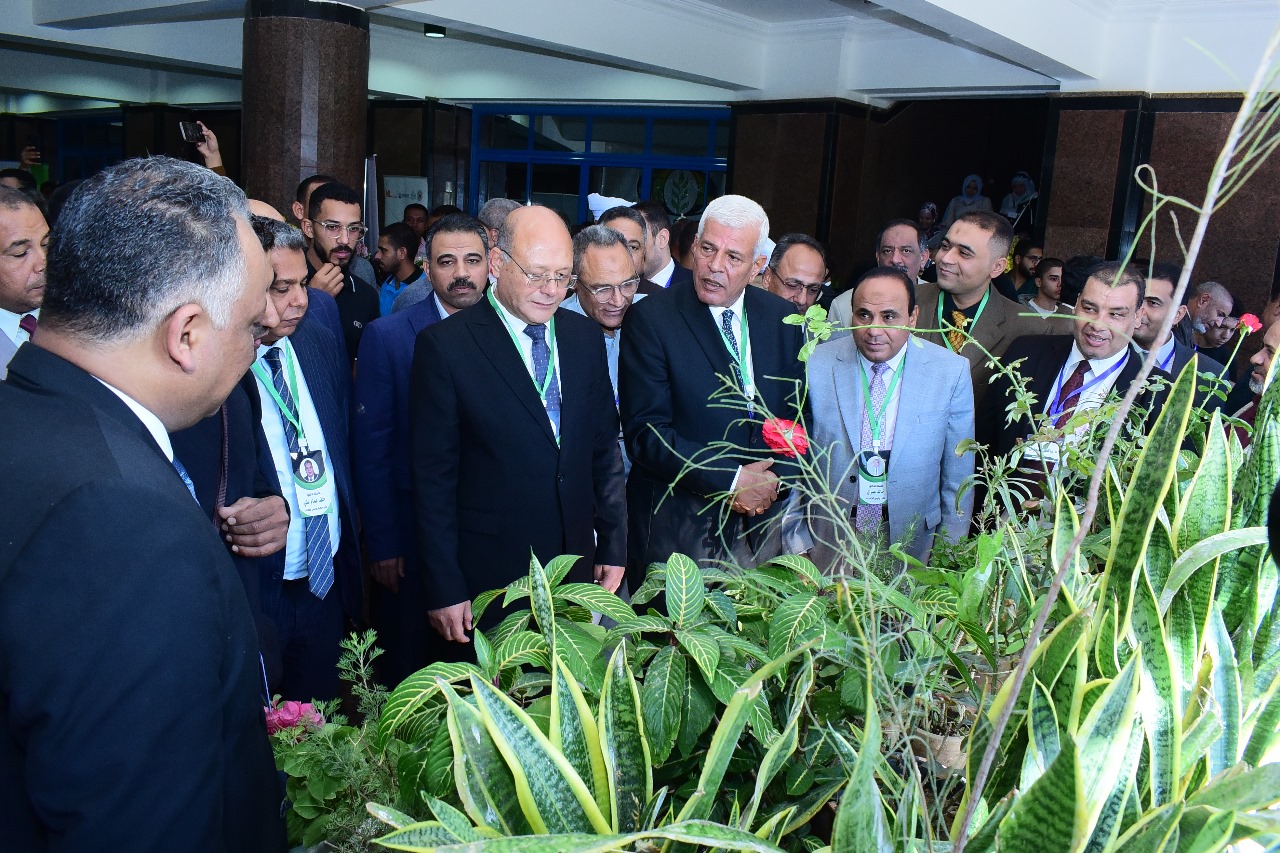 رئيس جامعة سوهاج والنقيب العام للزراعيين يشهدان افتتاح المؤتمر العلمي الدولي الأول لكلية الزراعة عن الزراعة المستدامة فى ظل التغيرات المناخية