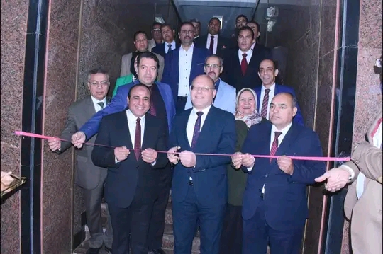 رئيس جامعة سوهاج يتفقد معرض لمنتجات صديقة البيئة يضم فحم نباتي وتصنيع ألياف الموز  على هامش فعاليات المؤتمر البيئي الدولي الثالث