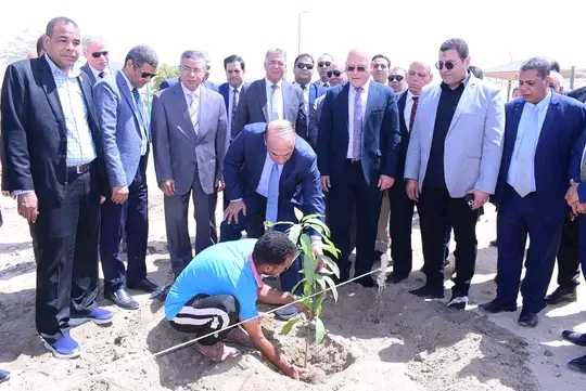 اللواء سمير فرج يغرس شجرة بإسمه بجامعة سوهاج الجديدة ضمن المبادرة الرئاسية ١٠٠ مليون شجره