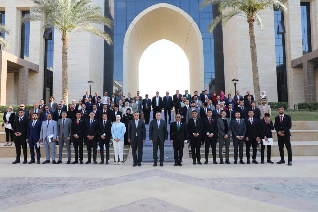 بحضور وزير التعليم العالي طلاب جامعة سوهاج يشاركون في اجتماع موسع لتنفيذ مبادرة “وفرها… تنورها” لترشيد استهلاك الطاقة
